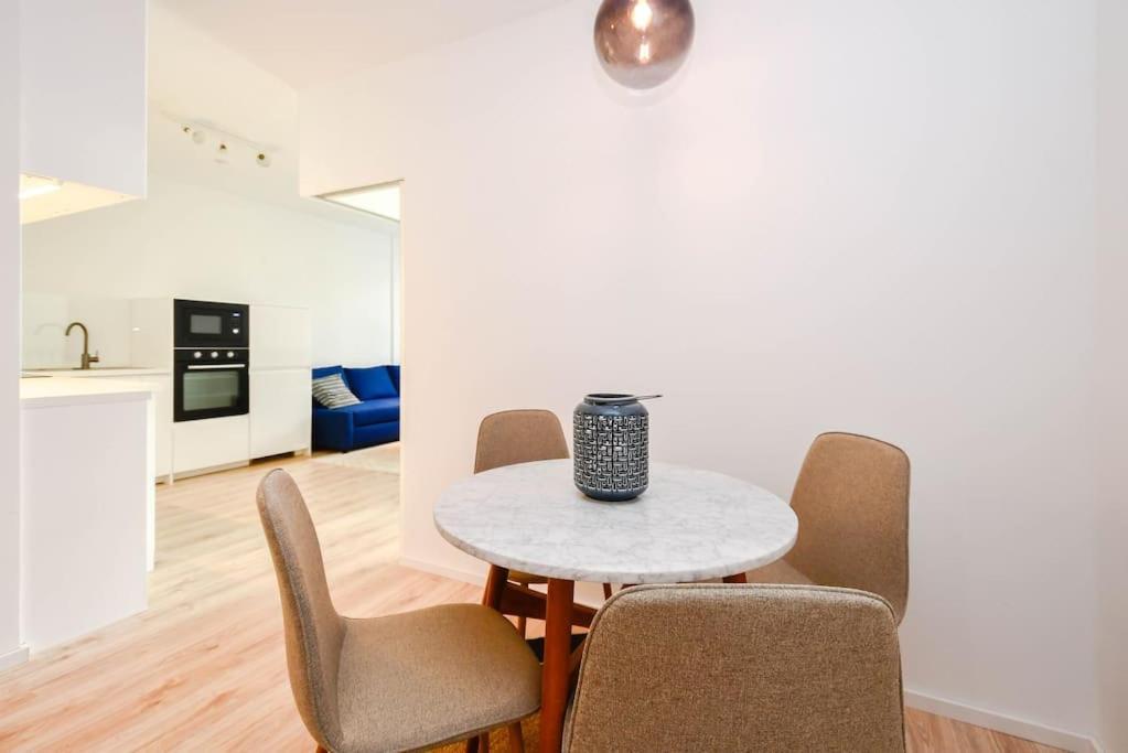 New Modern Apartment In City Center Pozsony Kültér fotó