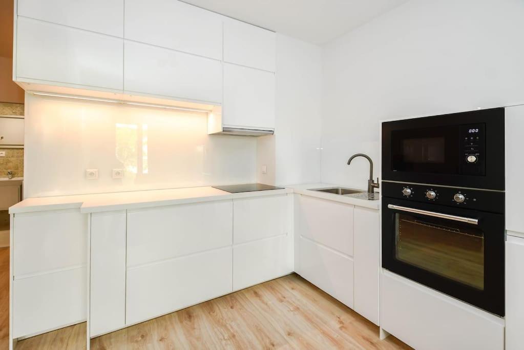 New Modern Apartment In City Center Pozsony Kültér fotó