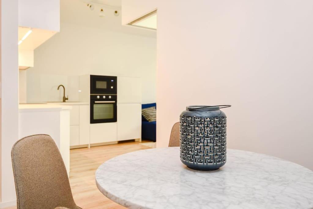 New Modern Apartment In City Center Pozsony Kültér fotó