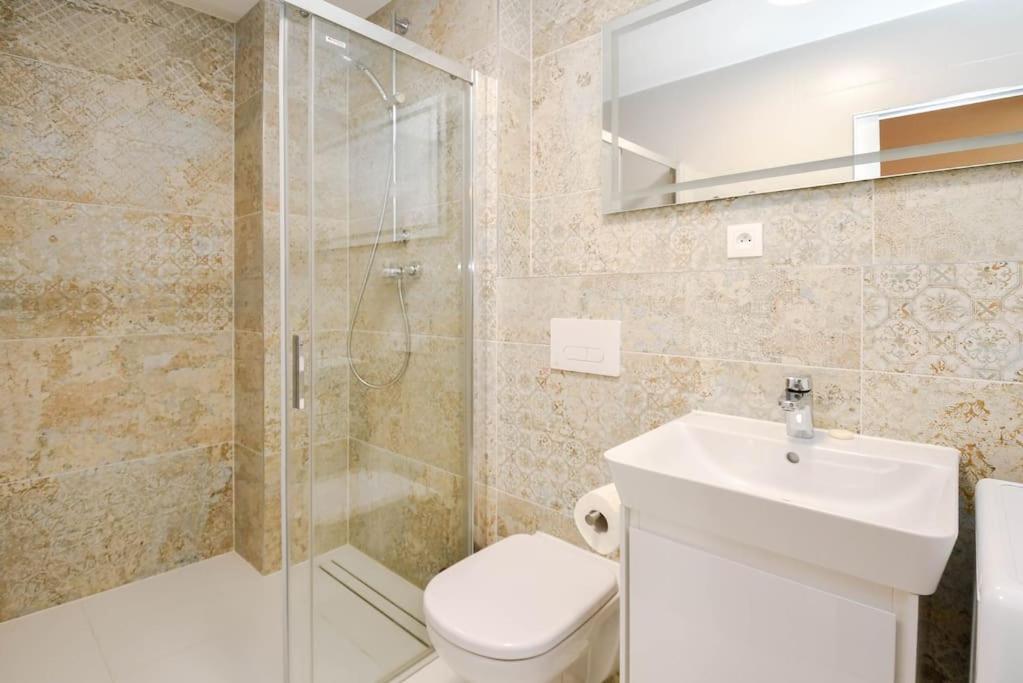 New Modern Apartment In City Center Pozsony Kültér fotó