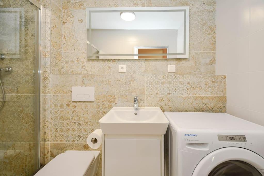 New Modern Apartment In City Center Pozsony Kültér fotó